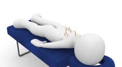 物理治疗师指导患者进行足底内在肌群强化训练，诊室环境，专业康复场景