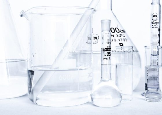 运动生物力学实验室内研究人员分析跑步步态数据，屏幕显示足底压力分布图，专业感强